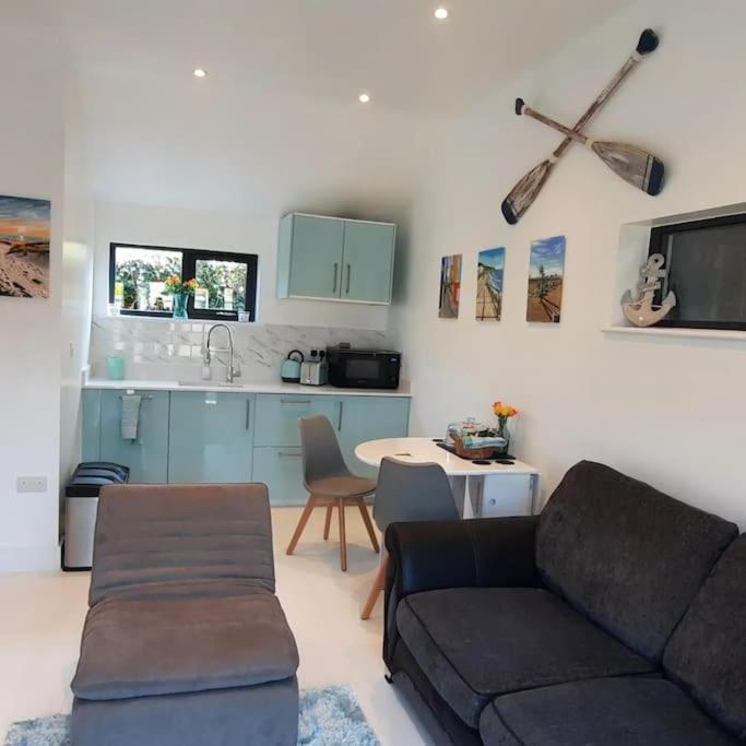 Sycamore Lodge Kent With Ev Zappi Type 2, Swimming Pool For A Fee Sellindge Exterior photo
